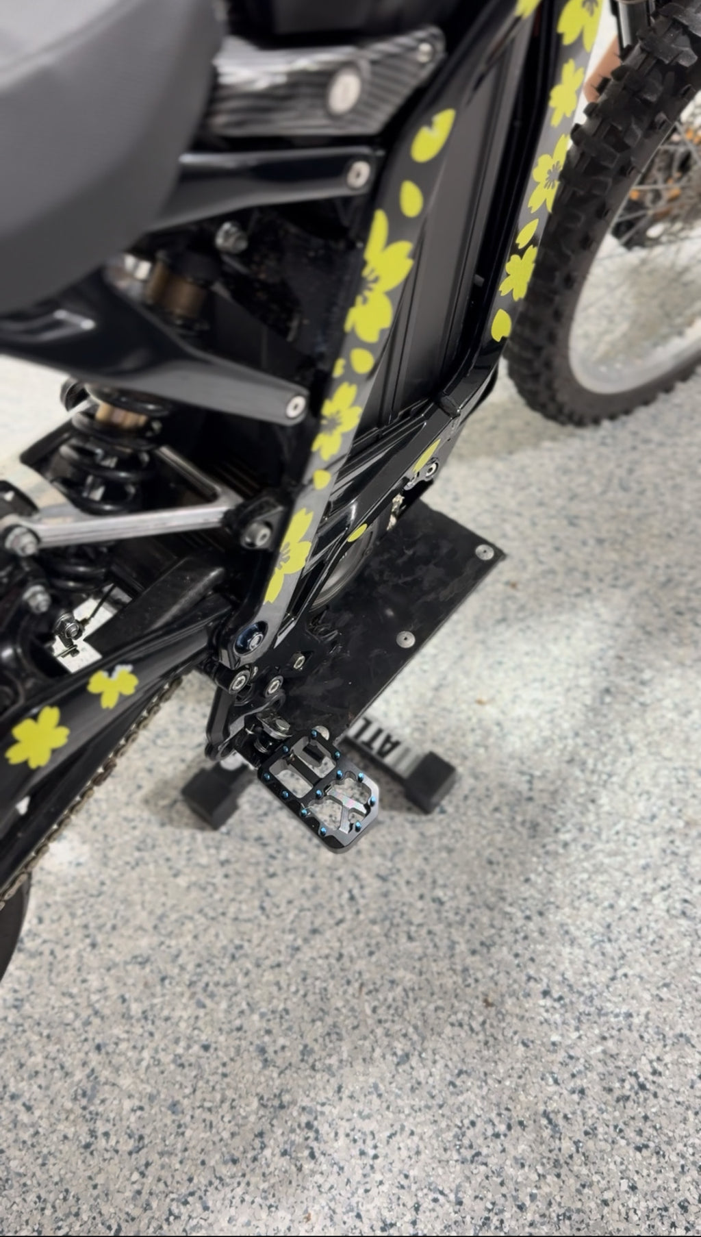 Emoto Luxe Foot Pegs